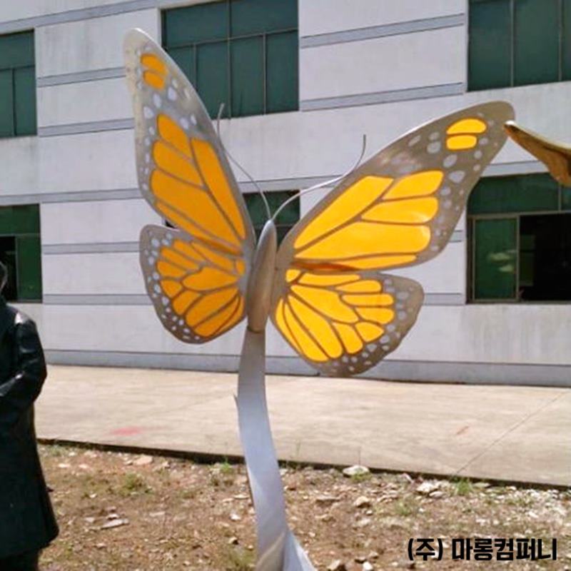 곤충 조형물 - 나비 모형 공원 설치 사례